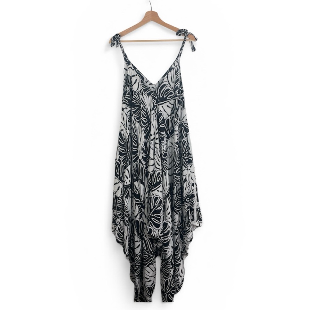 Black & White Leaf Print Tie-Strap jumpsuit with pockets size XL